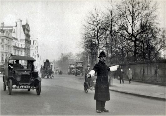 Лондонский полицейский, регулирующий транспорт в 1927 году, в своём очень тяжёлом шерстяном мундире