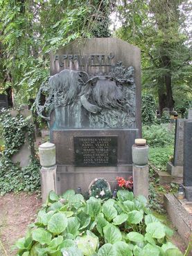 Могила журналиста Анионина Православа Веселы, пример надгробия в стиле ар-нуво в Ольшанах