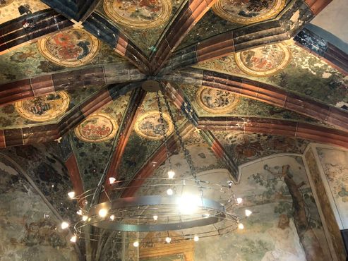 Красивый сводчатый потолок расписан в середине 1500-х годов