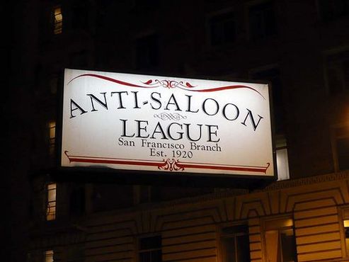 «Антисалунная лига Сан-Франциско, основанная в 1920 году» Вывеска, которую можно увидеть возле «Бурбон энд Бранч»