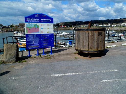 К этому старому деревянному бую привязали самолёт 