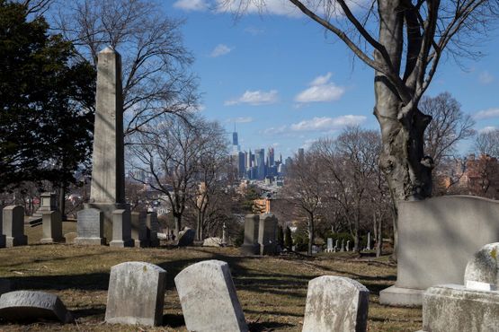 Вид из бруклинского кладбища на Манхэттен