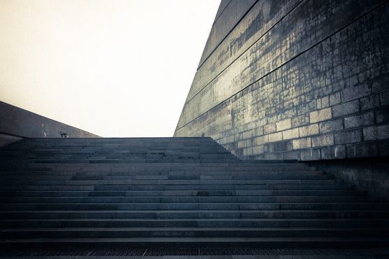 К памятнику ведёт бетонная лестница
