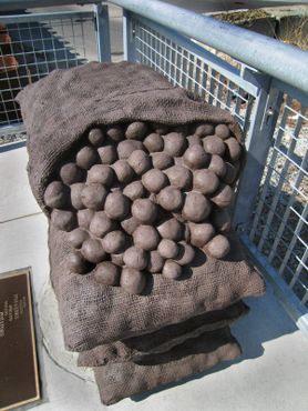 Мемориал в виде 4 бетонных мешков с картофелем установлен в память о сгоревших овощехранилищах