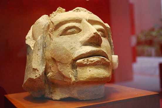 Детализированный фрагмент скульптуры, найденный археологами в Эль-Тахине