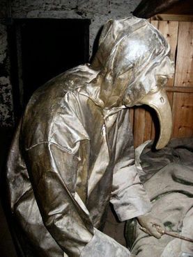 Скульптура доктора Рея в птичьей маске и кожаном костюме