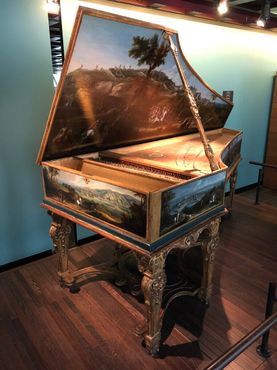 В музее представлен великолепный ассортимент красиво украшенных клавесинов и фортепиано
