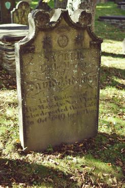 Могила Дэвида Бриджмена, боцмана, умершего 20 октября 1819 года, с интересными декоративными деталями