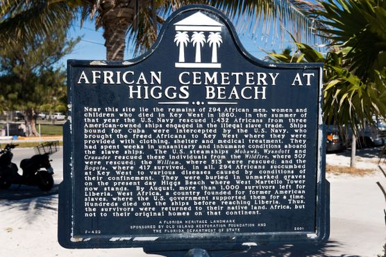 Вывеска Африканского кладбища на Хиггс-Бич