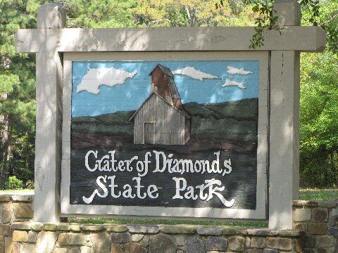 Табличка в государственном парке «Алмазный кратер»