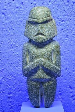 До-испанский каменный погребальный идол, найденный в мескальской гробнице