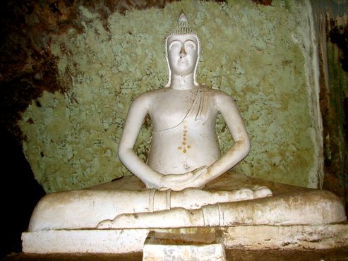 Гигантские статуи Будды в храмовых пещерах, полных летучих мышей