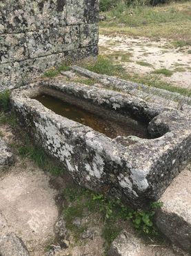 Саркофаги и лежащие рядом каменные крышки