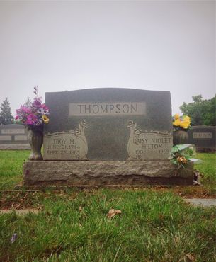 Сёстры делят могилу с Троем Томпсоном