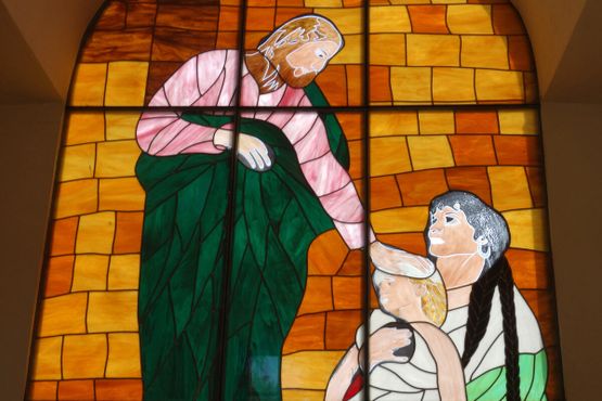 Витраж с изображением Иисуса, исцеляющего ребёнка, украшает заднюю стену одного из мавзолеев