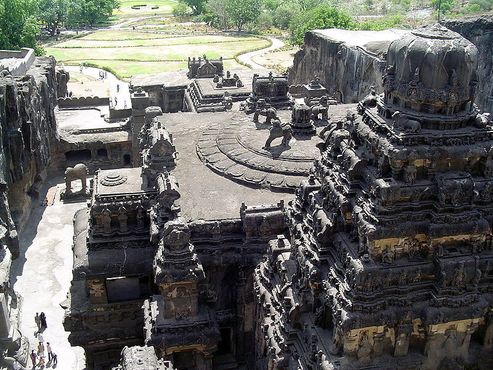 Храм Кайлаш, индуистский дравидийский памятник, построенный между 756-774 гг. н. э. по подобию горы Кайлаш, дома Шивы