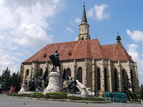 Церковь Св. Михаила с памятником венгерскому королю Матьяшу Хуньяди