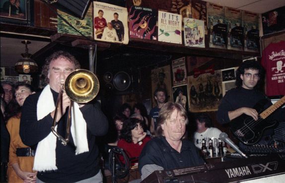 Владелец Дон Рэнди (в середине, за синтезатором) играет на сцене клуба в 1990 году