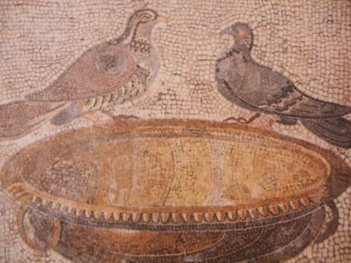 Мозаика, изображающая голубей