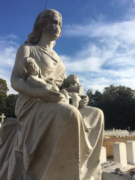 Памятник Мэри, сидящей с детьми