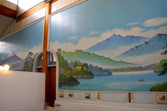 Кафельная роспись с изображением горы Фудзи в бане