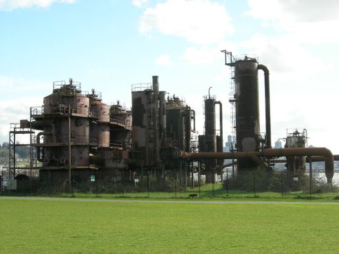 Вид на заброшенный газовый завод