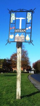 Оффхемский квинтен на знаке при въезде в деревню