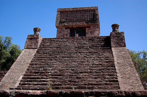Ацтекская пирамида