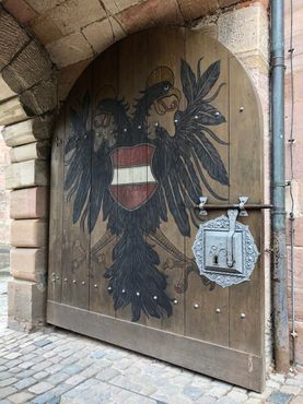 Эмблема Священной Римской Империи на дверях замка