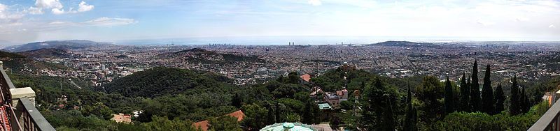 Панорамный вид на Барселону с горы Тибидабо