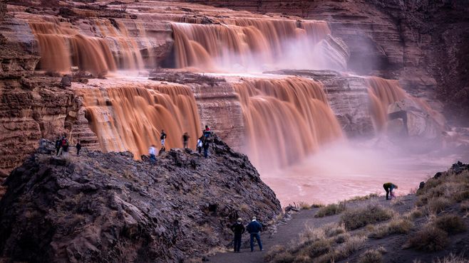 Туристы наблюдают за водопадом