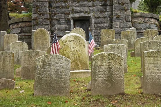 Вашингтон Ирвинг похоронен на кладбище Слипи-Холлоу
