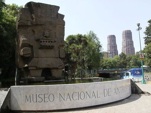Статуя Тлалока возле Национального музея антропологии