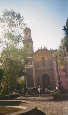 Вход в музей находится рядом с этой церковью