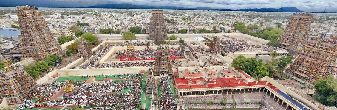 Панорама храма и тысячи верующих
