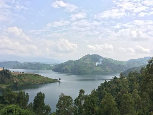 Вид на озеро Киву с тропы