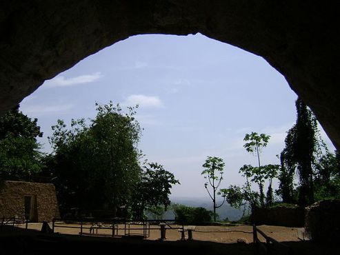 Устье пещеры имеет высоту 53 м и ширину 49 м