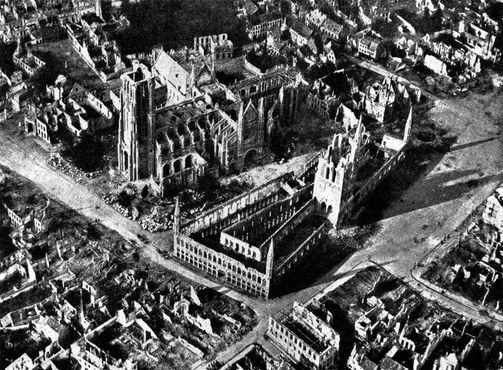На снимке с высоты птичьего полета 1917 года видны руины бельгийского города Ипр