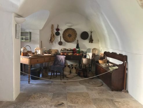 Воссозданная кухня традиционного дома Трулло