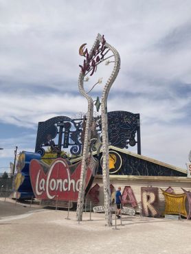 Lost Vegas Sign Tower, одна из инсталляций персональной выставки Тима Бёртона