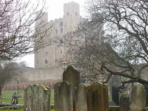 Рочестерский замок туманным днём. Вид со стороны кладбища