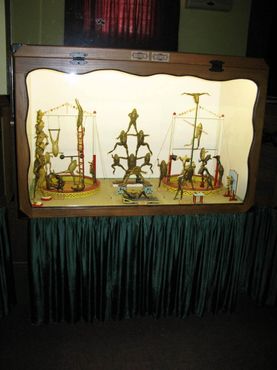 Инсталляция в виде лягушачьего цирка во Фроггиленде
