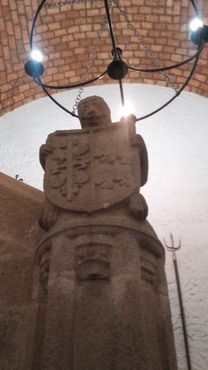 Обезьяна со щитом Овандо внутри башни