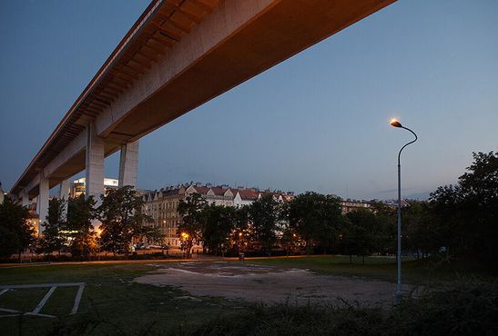 Уличный фонарь «Мементо мори» под «Мостом самоубийц»