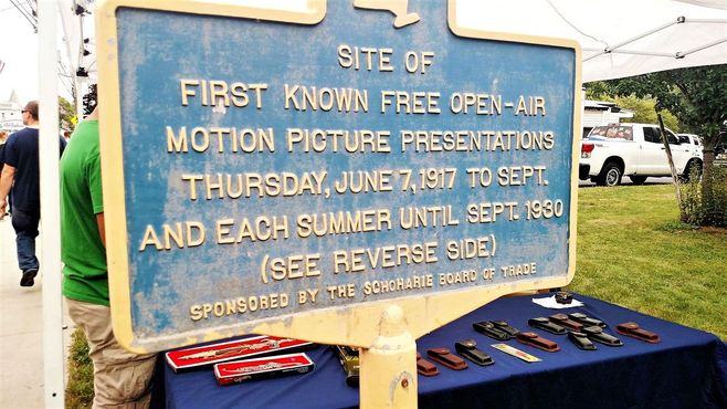Место первого бесплатного кинопоказа под открытым небом