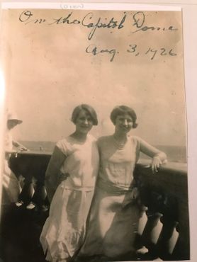 Уинифред и Гертруда Моррисси на куполе Капитолия, 1926 г.