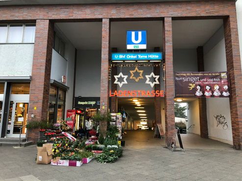 Главный вход на полную магазинов станцию Onkel Toms Hütte ("Хижина дяди Тома") 