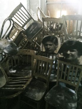 Стулья с фотографиями лиц иммигрантов, наложенными на сиденья