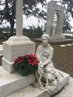 Памятник Коринн на Рождество 2016 года