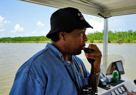 Джо Вомак проводит лодочную экскурсию «Africatown Wetlands» с помощью Кэрол Адамс-Дэвис 